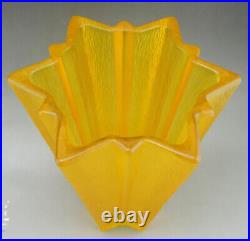 Vase en verre jaune forme d'étoile Art Déco attribué à Pierre D'Avesn pour Daum