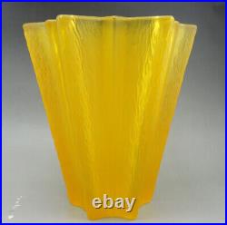 Vase en verre jaune forme d'étoile Art Déco attribué à Pierre D'Avesn pour Daum