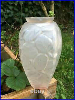 Vase en verre moulé aux perroquets Art déco dans le style de Lalique