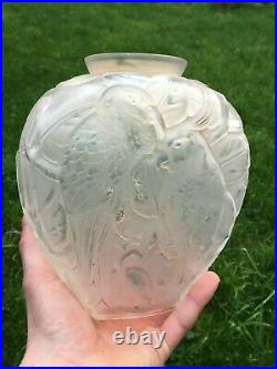 Vase en verre moulé aux perroquets Art déco dans le style de Lalique