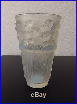 Vase en verre moulé opalescent à décor d'algues signé Sabino France Art Déco