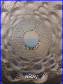 Vase en verre moulé opalescent à décor d'algues signé Sabino France Art Déco