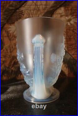 Vase en verre opalescent de Verlys art déco 1930 Campanules