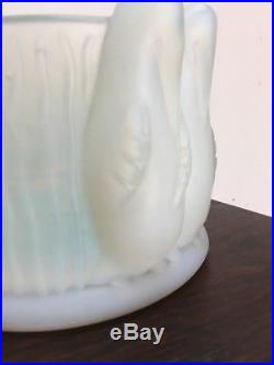 Vase en verre opalescent décor aux Pingouins style Art déco Simonet Sabino