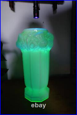 Vase en verre opalin, ouraline, uranium, motif chardons, art déco, pièce rare