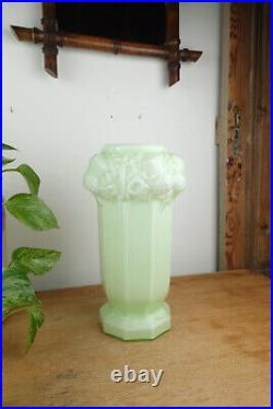 Vase en verre opalin, ouraline, uranium, motif chardons, art déco, pièce rare