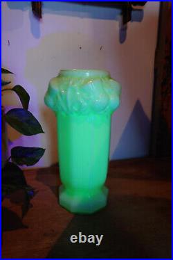 Vase en verre opalin, ouraline, uranium, motif chardons, art déco, pièce rare