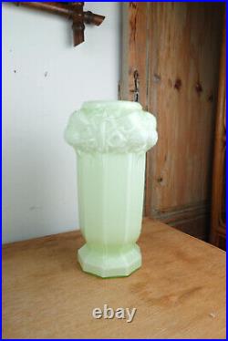 Vase en verre opalin, ouraline, uranium, motif chardons, art déco, pièce rare