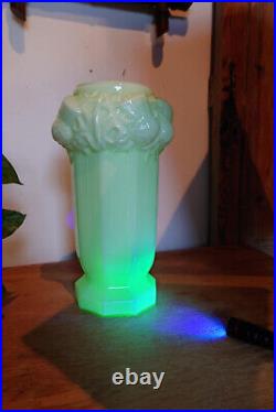 Vase en verre opalin, ouraline, uranium, motif chardons, art déco, pièce rare