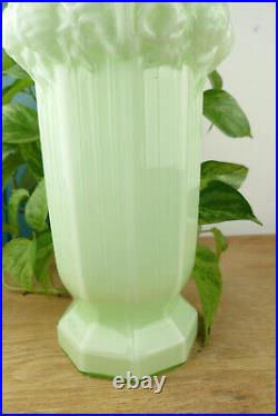 Vase en verre opalin, ouraline, uranium, motif chardons, art déco, pièce rare