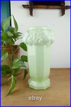 Vase en verre opalin, ouraline, uranium, motif chardons, art déco, pièce rare