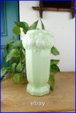 Vase en verre opalin, ouraline, uranium, motif chardons, art déco, pièce rare