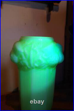 Vase en verre opalin, ouraline, uranium, motif chardons, art déco, pièce rare