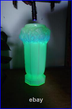 Vase en verre opalin, ouraline, uranium, motif chardons, art déco, pièce rare