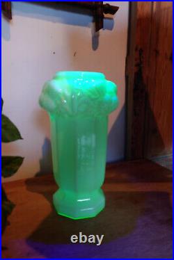 Vase en verre opalin, ouraline, uranium, motif chardons, art déco, pièce rare