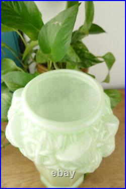 Vase en verre opalin, ouraline, uranium, motif chardons, art déco, pièce rare