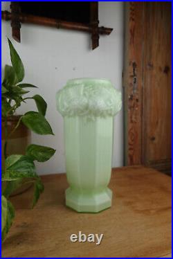 Vase en verre opalin, ouraline, uranium, motif chardons, art déco, pièce rare