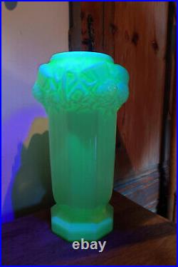 Vase en verre opalin, ouraline, uranium, motif chardons, art déco, pièce rare