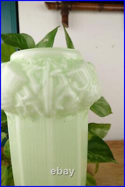 Vase en verre opalin, ouraline, uranium, motif chardons, art déco, pièce rare