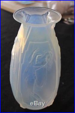 Vase en verre soufflé-moulé opalescent Art Déco par M. E. Sabino, Paris 1920-1930