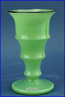 Vase en verre vert opale bordure en pâte de verre noire Art DECO France 1925