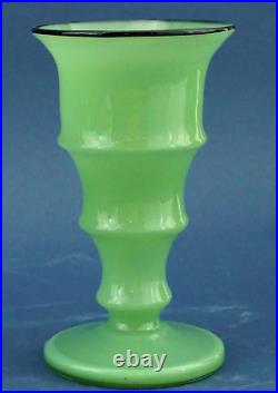 Vase en verre vert opale bordure en pâte de verre noire Art DECO France 1925