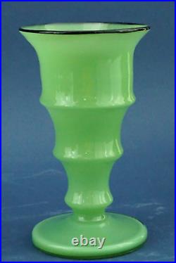 Vase en verre vert opale bordure en pâte de verre noire Art DECO France 1925