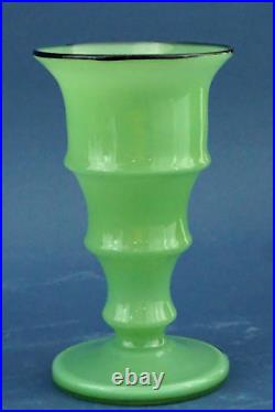 Vase en verre vert opale bordure en pâte de verre noire Art DECO France 1925