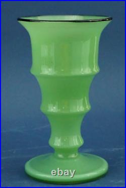 Vase en verre vert opale bordure en pâte de verre noire Art DECO France 1925