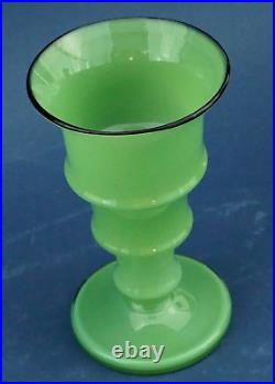 Vase en verre vert opale bordure en pâte de verre noire Art DECO France 1925