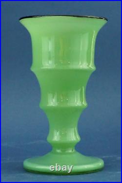 Vase en verre vert opale bordure en pâte de verre noire Art DECO France 1925