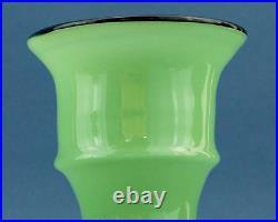 Vase en verre vert opale bordure en pâte de verre noire Art DECO France 1925