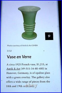 Vase en verre vert opale bordure en pâte de verre noire Art DECO France 1925