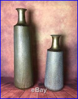 Vases (la paire) en métal martelé doré patiné
