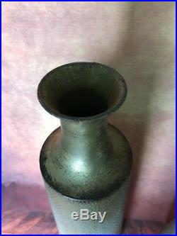 Vases (la paire) en métal martelé doré patiné
