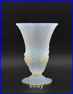 Verlux France Vase verre opalescent raisins Art déco french glass vase
